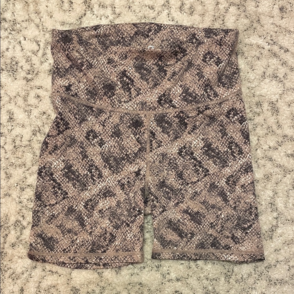 GapFit Eclipse M TALL snake Snakeskin Print High-Waisted athletic Shorts